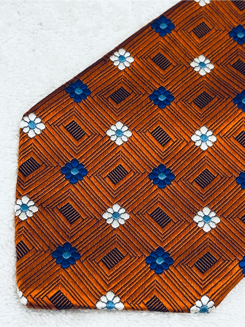 Brand New High quality Tie By JOS A. BANK (Signature Collection)